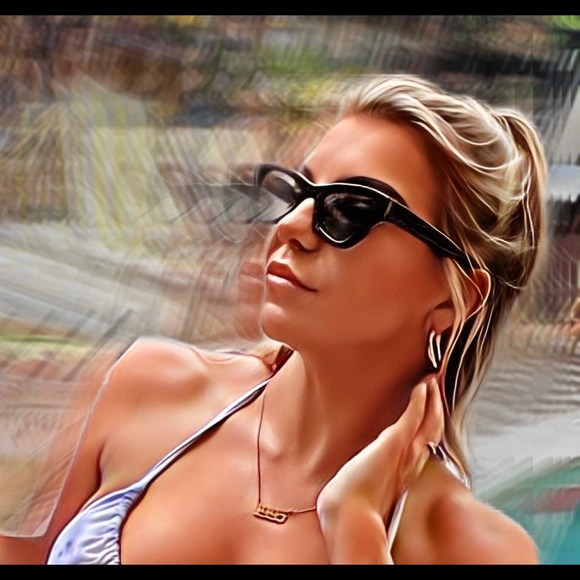 Meet your Posher, Gwendolyn - Picture 1 of 2